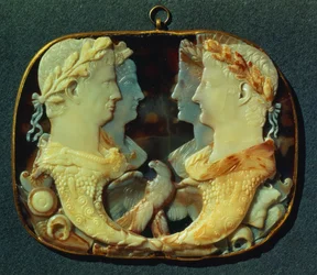 Die Gemma Claudia, ein Kameo mit den Profilen von vier römischen Kaisern: links Claudius und seine Frau Agrippina die Jüngere, rechts Germanicus und seine Frau Agrippina die Ältere, 1. Jahrhundert (fünfschichtiger Sardonyx)